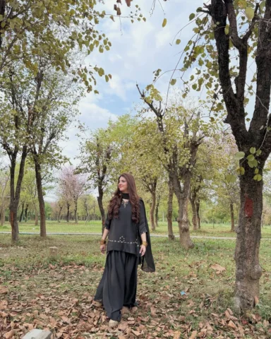 Desi black fit >>