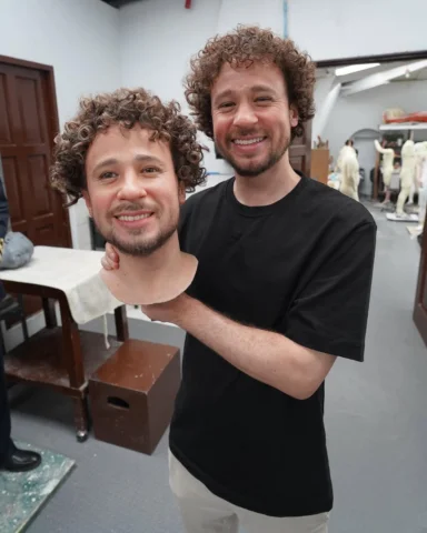 No estás viendo doble, es solo mi clon más guapo 😏 ¡Gracias @museodecera por es