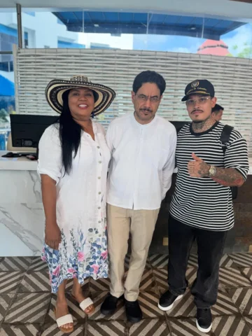 En esta foto esta el futuro presidente de Colombia  y la futura alcaldesa de Mon