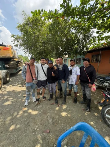 Con los héroes sin capa de Villa Petro!🙏🏻🔥
Su labor para romper los camellone