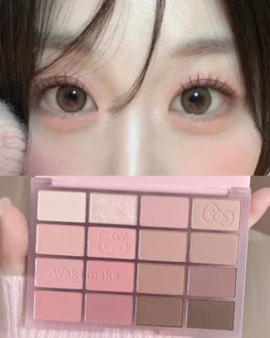 #협찬 웨이크메이크 헬로키티 핑크 메이크업🎀
팔레트 소이핑크블러링이 진짜 진짜 예쁘더라구요,,
소이라떼 한방울 부드러운 핑크 음영 팔레트인데 