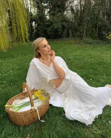 Photos dans la robe de mariée de ma mère avec les premières fleurs de printemps 