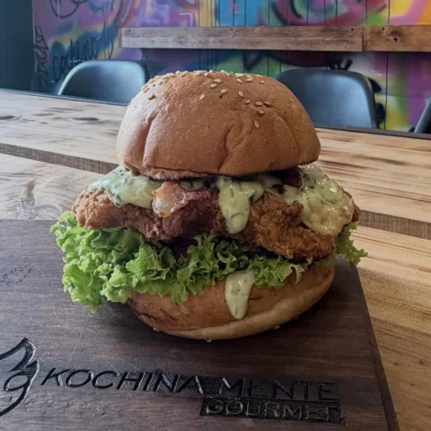Lo unico mejor que nuestra nueva chicken burger.

Son dos chicken burguer

Aún n