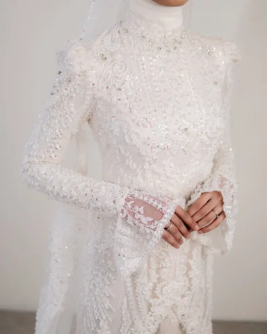 A trail of memories, Broken white textures and a veil that never ends 🤍

Attire