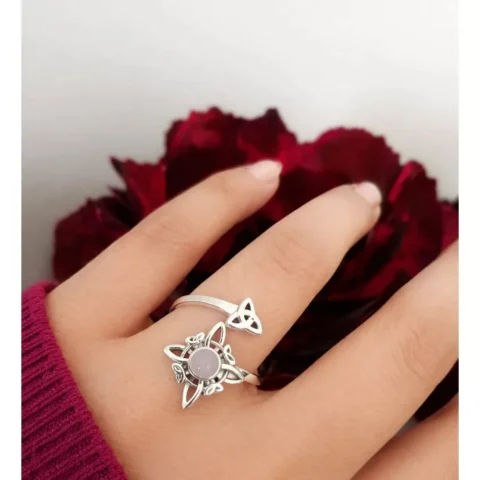 $25.000 Este delicado anillo une tres poderosos símbolos en una pieza única y ll