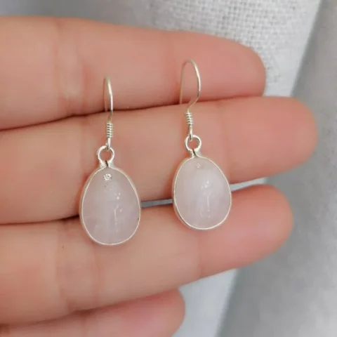 $22.000 ✨ AROS CUARZO ROSA NATURAL CON BUDA TALLADO✨
delicadeza, energía y signi