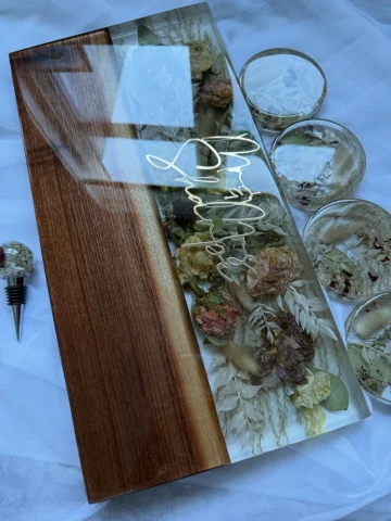 Air-dried bouquets truly have their own kind of magic.
This one came to me full 