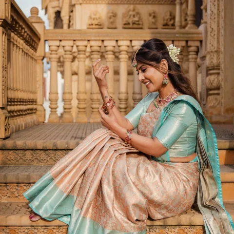 இதோ இவள் உனக்கு!! 🪷🦢✨

MUAH @makeupby_sharmy 
Camera @manoj_visuals 
Saree/Blo