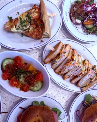 La pause dej au Comptoir Avalon.
La carte change tous les jours, selon l’inspira