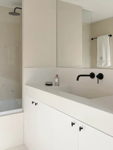 Un baño que no busca impactar. Diseñar también es saber cuándo restar. 
En el ca