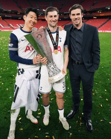 History! 🏆🤍 @spursofficial