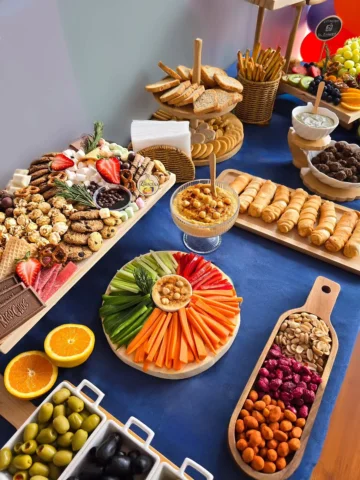 🍔🥪✨ Montajes de mesas de picoteo para todo tipo de eventos ,variedad de sabore