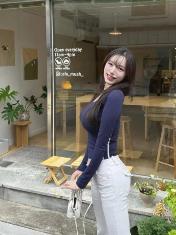 낮에 데이트 해서 신난 여성