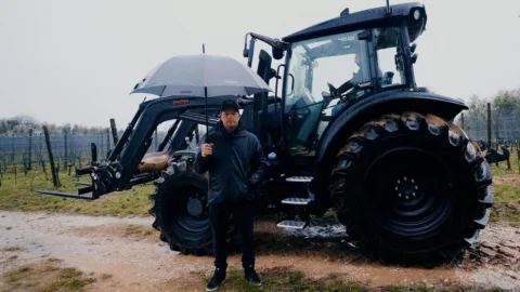 Once a driver, always a driver. Now driving my Valtra.

@valtraglobal #Valtra