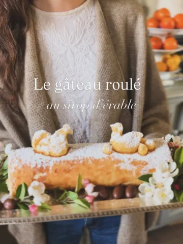 Gâteau roulé maison à la crème au sirop d’érable et décor en pâte de riz.
( une 