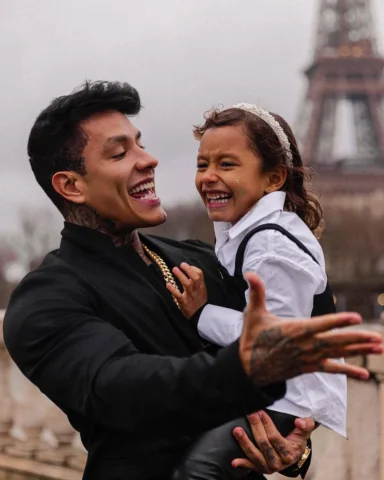 Filha, queria te dizer que seu pai neste exato momento, está radiante de felicid