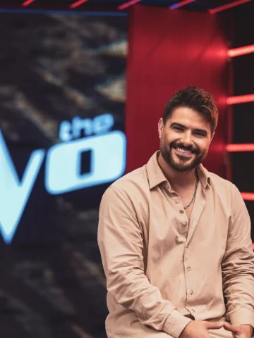 قبل المسرح وقبل الأضواء… في شغل وحب كتير 🎤🤍

#NassifZeytoun | #مني_أنا | #Bake