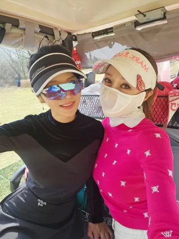 -

슬픔을 겪지 않기 위해 자신을 보호한다는 것은 
행복할 기회도 놓치게 된다는 의미 인것을..

초여름 같은 봄날🍃
보고만 있어도 기분 좋