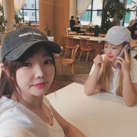 오랜만에 나드으리이!
알이랑 데이트 ㅋ
꽃과 어린왕자 갔는데... 
몰라보게 변해 있었다..
사장님도 날 몰라보시더군.. ㅋㅋ
많이 바뀌어서 사