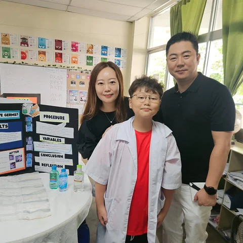 사이언스 페어(Science Fair)

학생들이 직접 과학 프로젝트를
기획·실험·연구해서 발표하는 행사예요.
단순 전시가 아니라 “질문 → 가