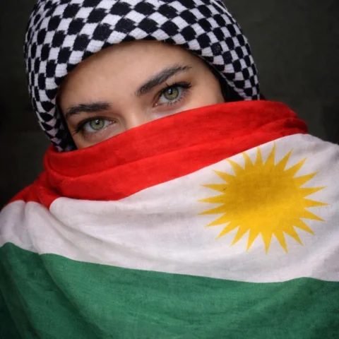 ⁨	حەژێکرناتە،
وەکی ئێشەکا زگماکییە
مرن بتنێ دشێت ب دووماهی بینیت
ئێکانە تشتی چەن