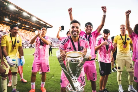 Gracias fútbol, gracias por tanto 
Final soñado 🩷🖤