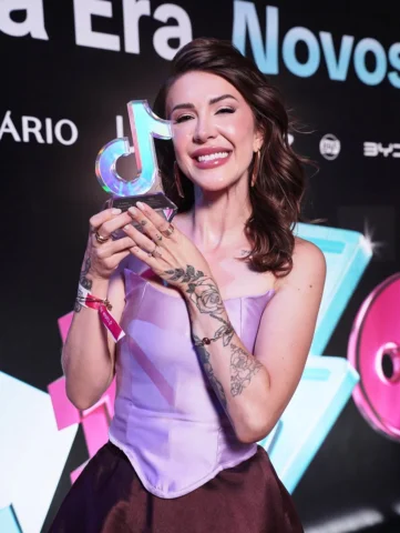 💗 DIVASSSSS… ESSE PRÊMIO É NOSSO! 💗✨

Eu só quero agradecer. Agradecer de verd
