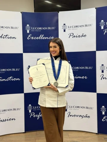 depois de muito esforço, o diploma veiooooooo! Formada em Patisserie na maior es