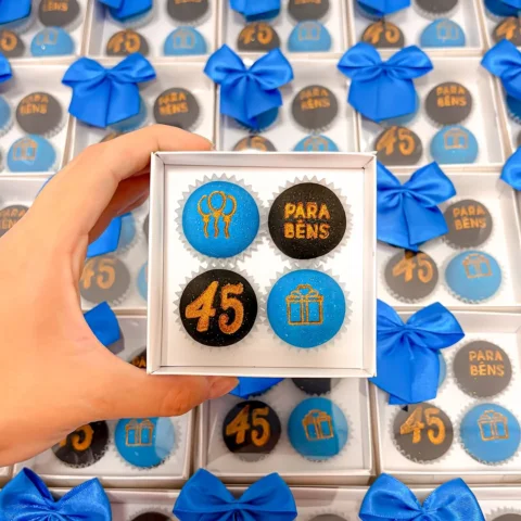 Que os brigadeiros personalizados são um charme para as comemorações, vocês já s