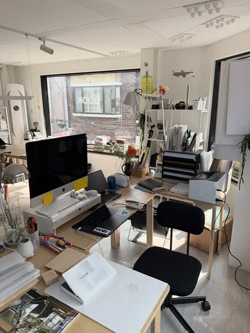 서점일과 출판사일이 교차된 엉망진창의 풍경! 이제야 내 자리같구나📦