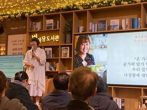 #홍신애의밥 

2025년의 마지막 날 저녁. 
코엑스 별마당 도서관에서 #홍신애집밥 에 관한 이야기를 나눴습니다. 
관객이 없으면 어쩌나 진짜