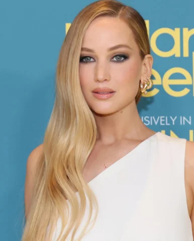 #JenniferLawrence tonight for @nohardfeelingsmovie NewYork premiere 🤍⭐️⚡️✨🌟.
�