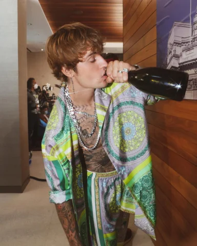 felt like we were in 2013 all over again for a second 📸 @justinbieber @champagn