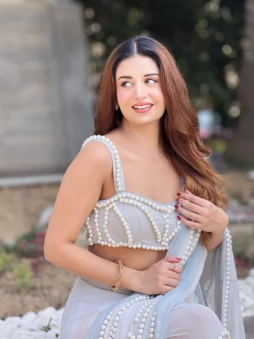 Adding sparkle to your insta wall🤭🎀
.

.
#kritikadagar21 #foryou