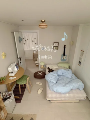 kitsch room ••• 🎶

침구 덕분에 더 키치해 보이는 내 방 𓂃𓂃 
직접 만든 가리개 커튼도 많은 분들이 이쁘게 봐주셔서 너무 