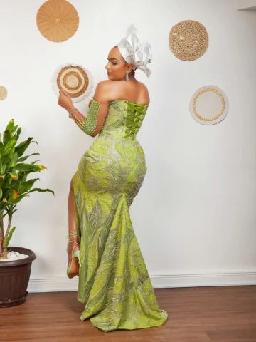 Green with envy! Which is your fave slide? 
-
Outfit @komeosalor 
Makeup @mennab