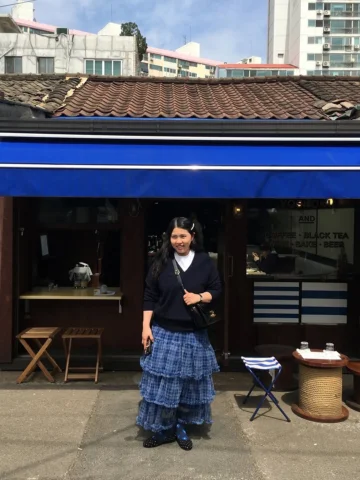 그거 아세요? 요즘은 이모지로 귀걸이를 만드는 게 유행이래요. 치마 사이로 비치는 압박스타킹이 밤티지만 그래도 요런 치마 입어보고 싶었슨,, #