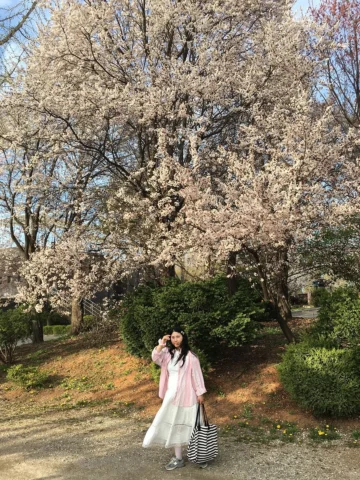 사람들이 스커트 정보를 많이 묻는데… 어디서 샀는지 도저히 모르겠다….🙃 ㅎ1ㅎ1…. 벚꽃 구경 끄읏 여름이다; 핵 덥다! #선명한룩