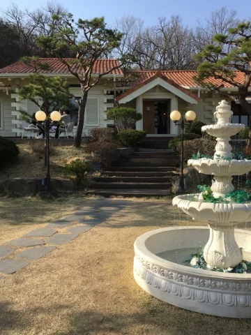 와 여기 너무 좋았음… 날씨도 좋았고… 바깥에서 날 좋은 날 즐기는 게 이렇게 행복한거구나 싶을 정도로 좋았음 ! 소음도 별로 없고 테라스는 진