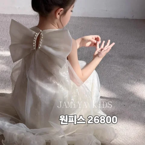 여름신상 ✨

뒤돌아보면 더 예쁜 드레스
은은한 반짝임까지 완벽 🤍

뒤태 리본 포인트로
더 사랑스럽게 🎀
