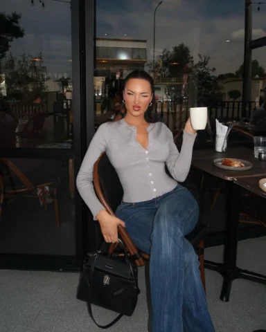 ☕️ 🤍 
Outfit: @fashionnova