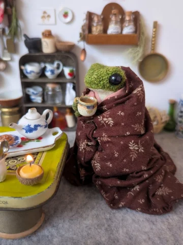 Frog is having a duvet day ☕