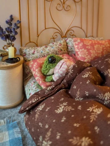 Frog is having a cosy lie in 💖

Hopefully this picture gives you a warm, comfor