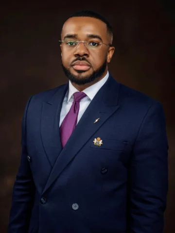 “True power is not in position, but in the wisdom to serve people right.”
𝑾𝒊𝒍