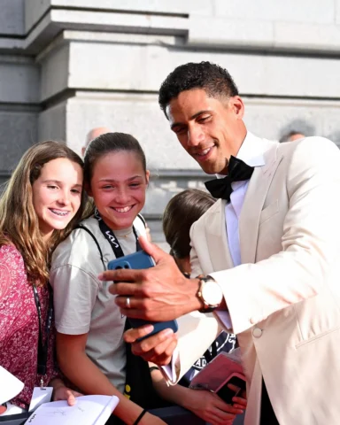 Back in Madrid 🇪🇸

Raphaël Varane was showing love to the Madridistas at the 2