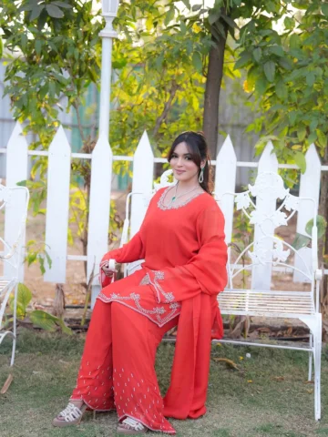 Rab Kol manga khaira teriyan-🌻🤍
.
Outfit- @mahamspret 
.
#shifuians #foryou #e