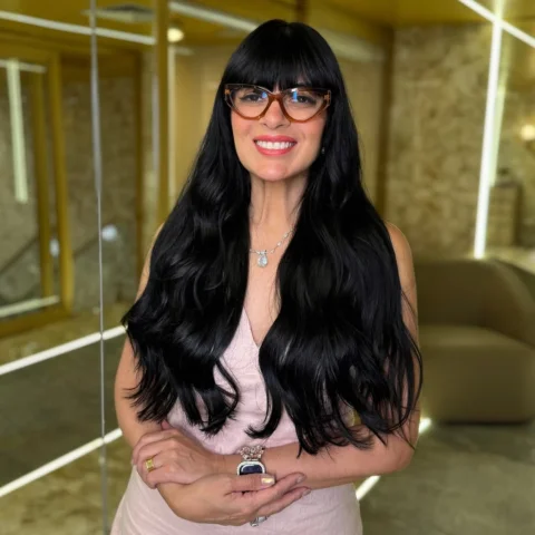 Um cabelo marcante não é apenas um detalhe, é a moldura de uma mulher forte e in