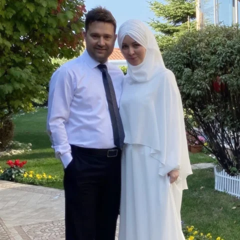 Gençliğe hitabemdir❤️

Gençler evlenin.
Kalbinize mukabil bir kalp bulduğunuz an