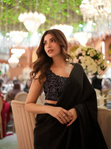Saree not sorry 🖤 

👗 @farahtalibaziz 
💄 @nirmalwadher_official @ajay_stylist