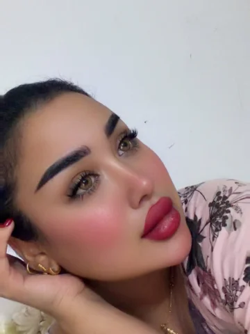 بنات قبل متسئلون العدسات خاصه بيه ومتوفره بلصالون🩶🌚